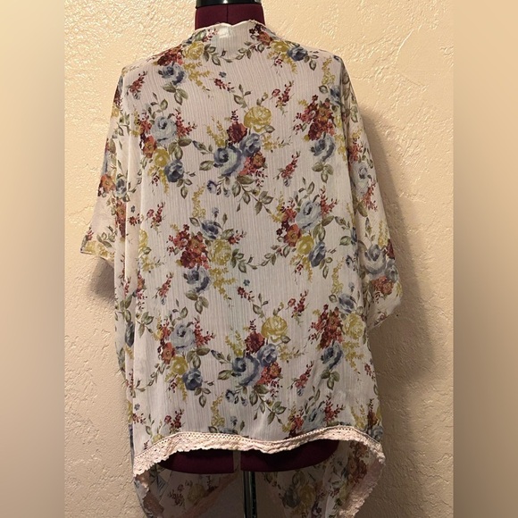 Mason +Mackenzie Kimono beautiful floral pattern. One size fits all. - Picture 2 of 4